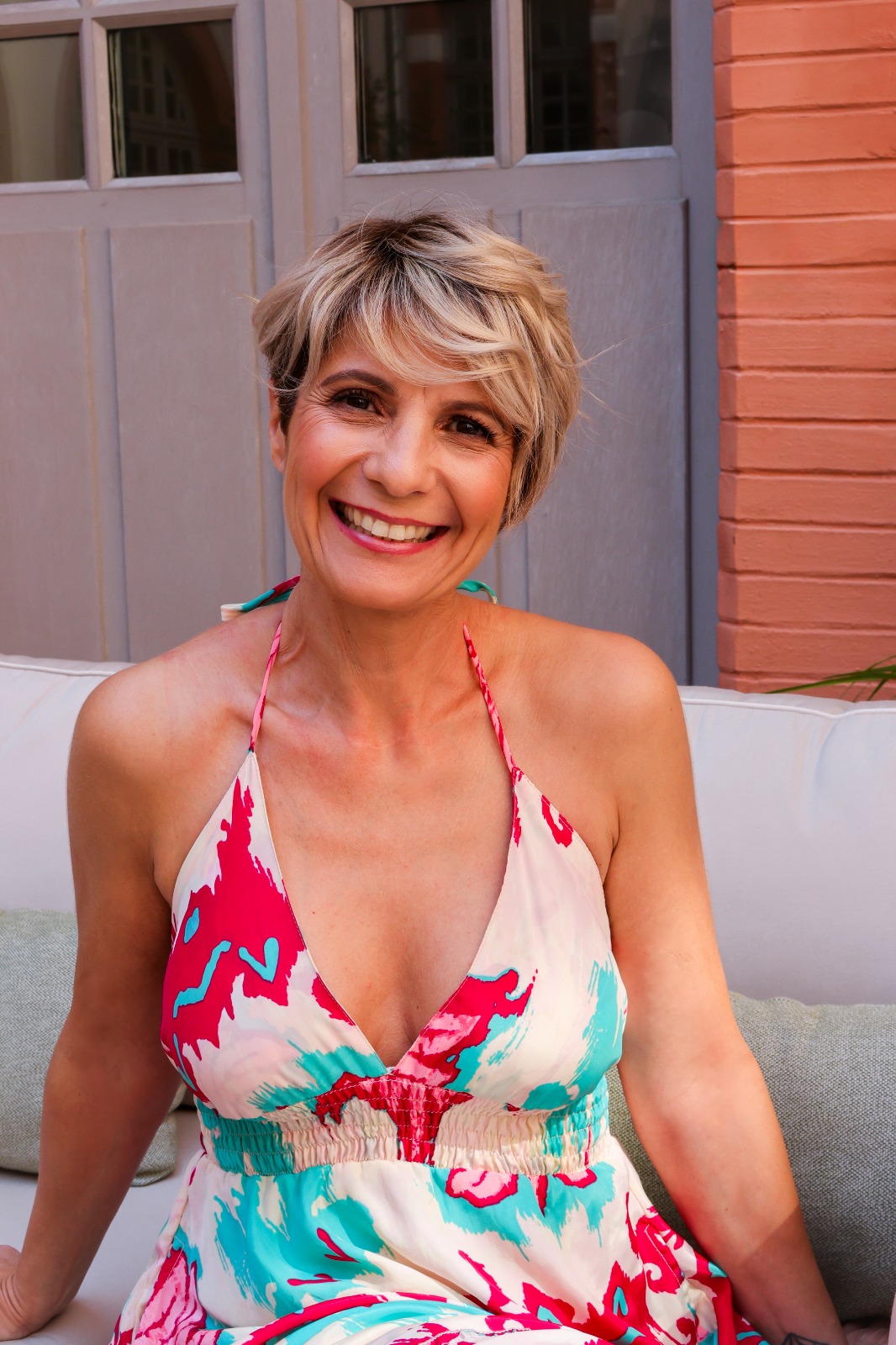 Portrait de Vanessa R., fondatrice de la Maison DIAMORPHOSE, souriante sur une terrasse